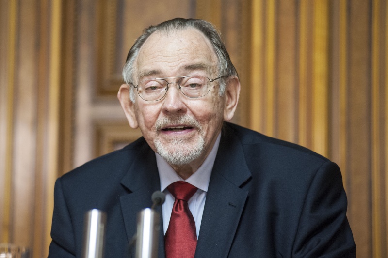 Preisträger Wolfgang Mantl bei seiner Dankesrede