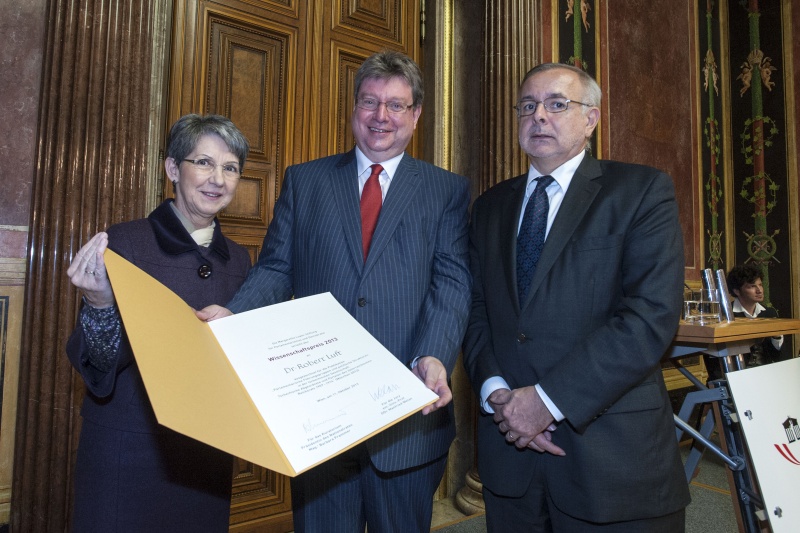 v.li. Nationalratspräsidentin Barbara Prammer, Preisträger Robert Luft und Laudator Oliver Rathkolb bei der Urkundenübergabe