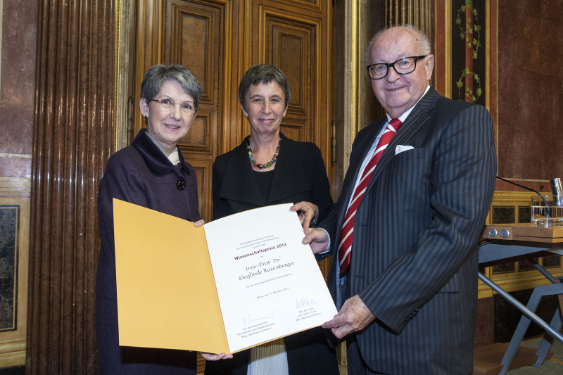 v.li. Nationalratspräsidentin Barbara Prammer, Preisträgerin Sieglinde Rosenberger und Laudator Manfried Welan bei der Urkundenübergabe