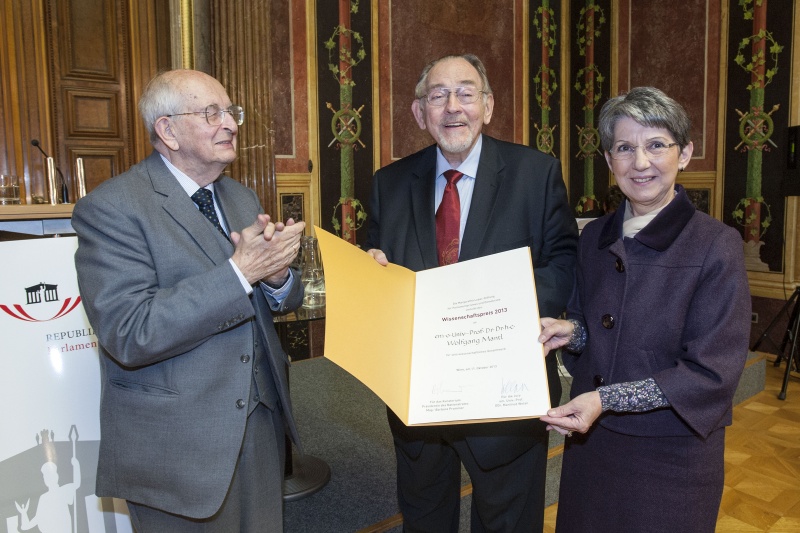 v.li. Laudator Gerald Stourzh, Preisträger Wolfgang Mantl und Nationalratspräsidentin Barbara Prammer bei der Urkundenübergabe