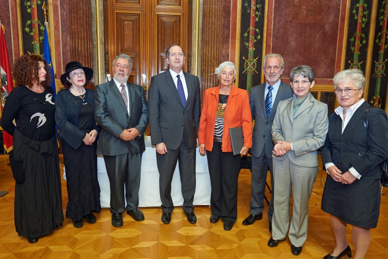 v.li. Veranstaltungsteilnehmerin, Veranstaltungsteilnehmerin, Alexandre Kaplan, Botschafter des Staates Israel Aviv Shir-On, Ausgezeichnete Friederike Mikosch, Ausgezeichneter Alexander Jainschig, Nationalratspräsidentin Barbara Prammer, Angehörige Geretteter Marina Kolacny