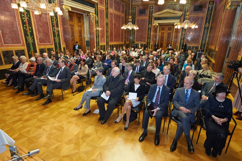 Blick Richtung VeranstaltungsteilnehmerInnen, v.li. Nationalratspräsidentin Barbara Prammer, Apostolischer Nuntius von Österreich Peter Stephan Zurbriggen, Direktorin des Jüdischen Museums Wien Danielle Spera, Schauspieler und ORF-Kulturjournalist Walter Gellert, Ausgezeichneter Alexander Jainschig, Veranstaltungsteilnehmerin
