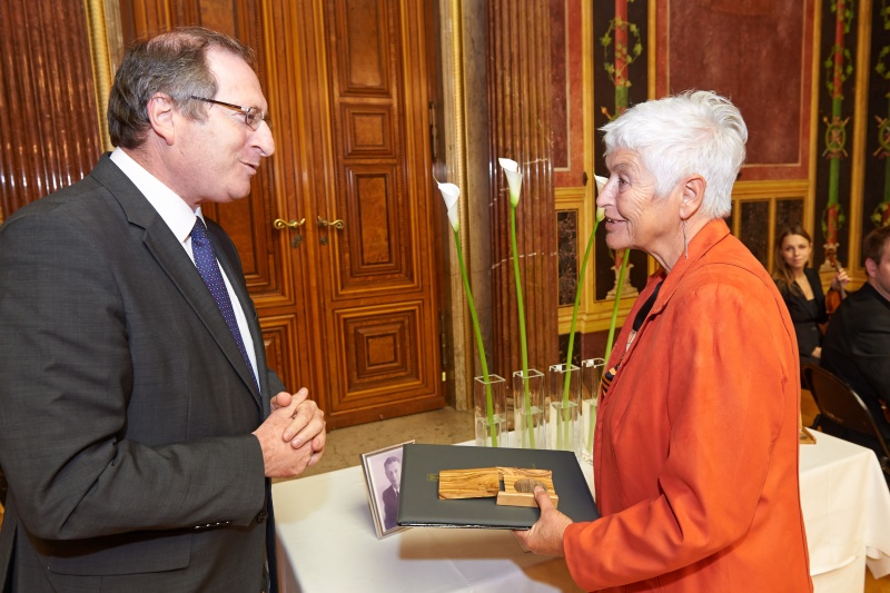 v.li. Verleihung der Auszeichung durch Botschafter des Staates Israel Aviv Shir-On, Ausgezeichnete Friederike Mikosch