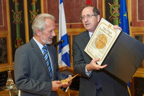 v.li. Ausgezeichneter Alexander Jainschig, Verleihung der Auszeichung durch Botschafter des Staates Israel Aviv Shir-On