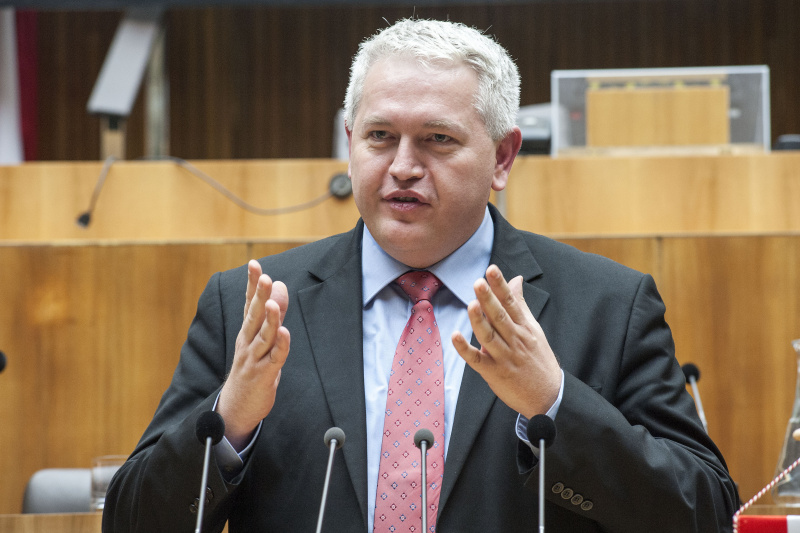 Heim- und Pflegeleiter im Haus Schönbrunn Claudio Sudito am Rednerpult