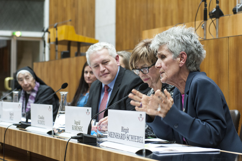 Diskussionsrunde v.li.: Liliane Juchli vom Kloster Ingenbohl, ÖGKV Landesverband Salzburg Christina Wohlschlager, Leiterin der Wiener Pflege-, Patientinnen- und Patientenanwaltschaft Sigrid Pilz, Moderator, Heim- und Pflegeleiter im Haus Schönbrunn Claudio Sudito, Abgeordnete zum Wiener Landtag, Volksanwältin a.D. Ingrid Korosec und die Präsidentin der IG Pflege Birgit Meinhard Schiebel