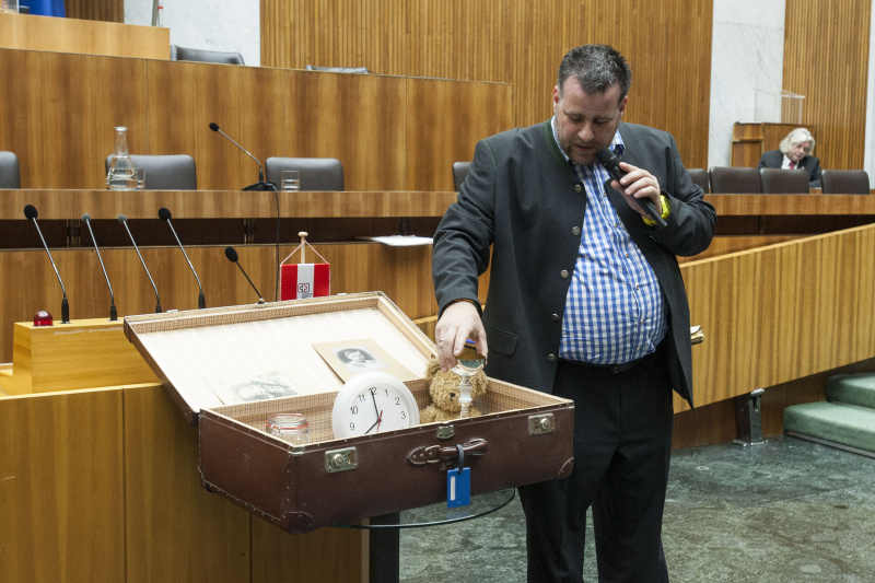 Haus- und Pflegedienstleiter Pro Humanitate Seniorenwohnheim Grossarl Jörg Fuhrmann bei seiner Performance 'Was im Leben zählt - einen Koffer packen'