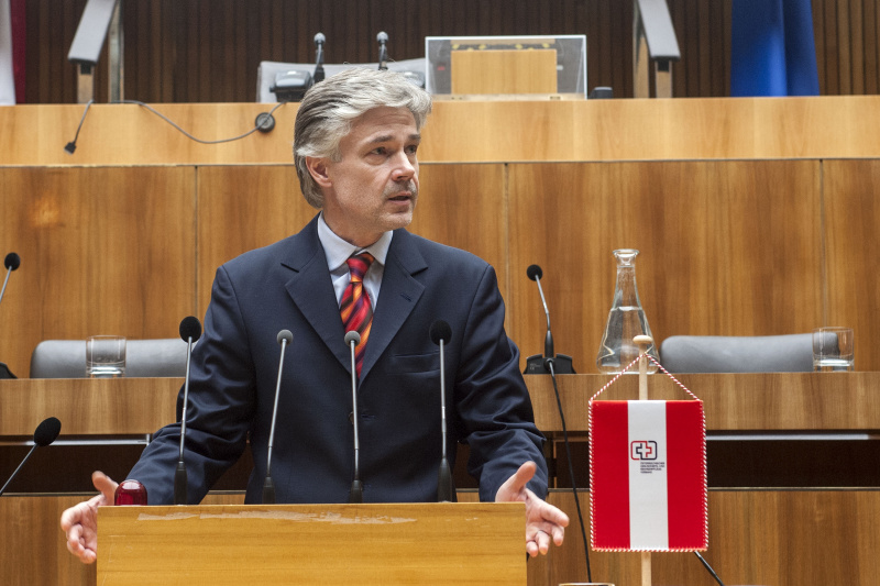 Parlamentsdirektor Harald Dossi bei der Begrüßung.