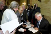 v.re.: 3. Nationalratspräsident Martin Graf beim Signieren des Buches