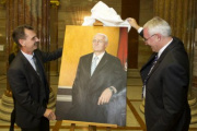 v.li.: Der Künstler M. Odin Wiesinger enthüllt mit dem 3. Nationalratspräsidenten Martin Graf dessen Portrait