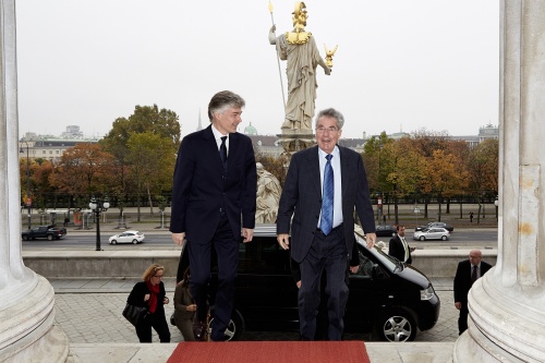 Bundespräsident Heinz Fischer auf der Rampe begleitet von Parlamentsdirektor Harald Dossi