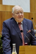 Der Präsident des Oesterreichischen Seniorenrates Karl Blecha am Rednerpult