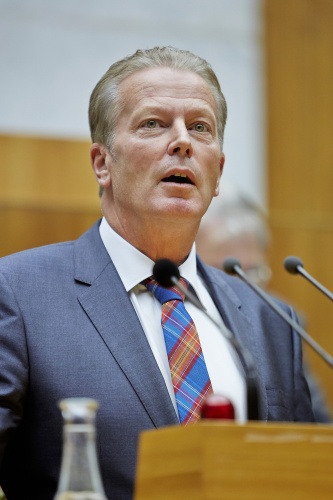 Bundesminister für Wirtschaft, Familie und Jugend Reinhold Mitterlehner am Rednerpult