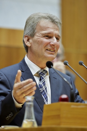 Der Präsident des Österreichischen Gewerkschaftsbundes Erich Fogler am Rednerpult
