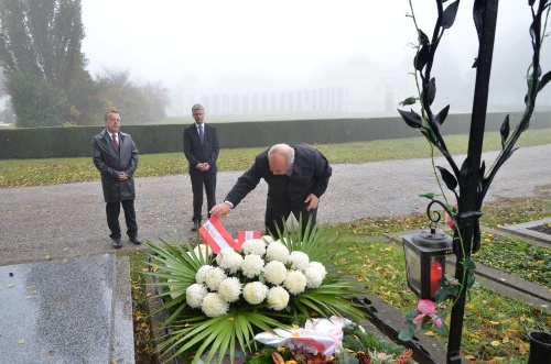 Der Zweite Nationalratspräsident Fritz Neugebauer (re) bei der Kranzniederlegung am Grab von Felix Hurdes