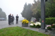 Der Zweite Nationalratspräsident Fritz Neugebauer (li) bei der Kranzniederlegung am Grab von Leopold Figl