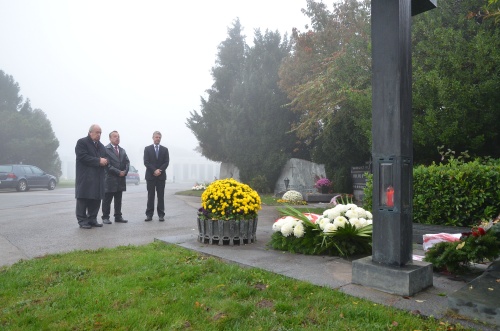 Der Zweite Nationalratspräsident Fritz Neugebauer (li) bei der Kranzniederlegung am Grab von Leopold Figl