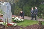 Der Zweite Nationalratspräsident Fritz Neugebauer (li) bei der Kranzniederlegung am Grab von Alfred Maletta