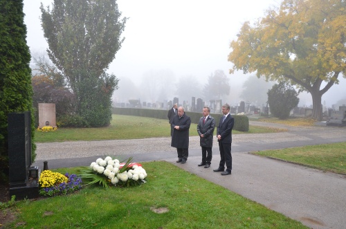 Der Zweite Nationalratspräsident Fritz Neugebauer (li) bei der Kranzniederlegung am Grab von Friedrich Hillegeist