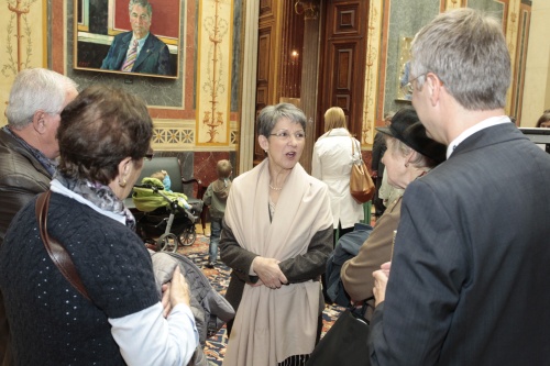 Nationalratspräsidentin Barbara Prammer (Mitte) im Gespräch mit BesucherInnen