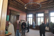 BesucherInnen besichtigen die Räumlichkeiten des Palais Epstein
