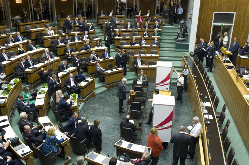 Nationalratsabgeordneter Jakob Auer (V) bei der Stimmabgabe