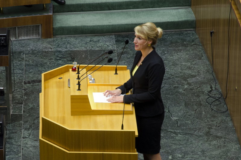 Klubobfrau Kathrin Nachbaur (T) am Rednerpult