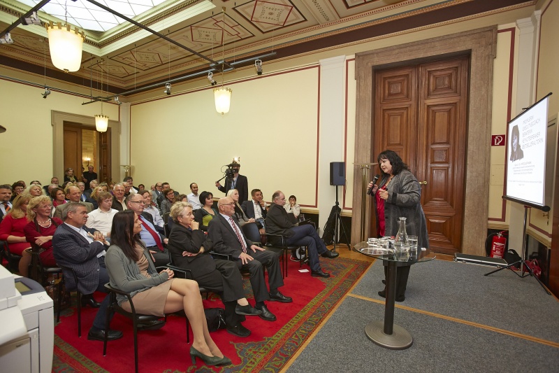Blick Richtung VeranstaltungsteilnehmerInnen mit Autorin Patricia Staniek am Wort
