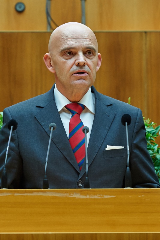 Moderator Christoph Takacs am Rednerpult