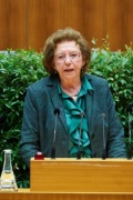 Zeitzeugin und Widerstandskämpferin Käthe Sasso bei ihrer Ansprache am Rednerpult