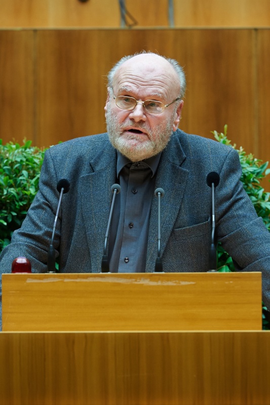 Regisseur Kurt Brazda bei seiner Ansprache am Rednerpult