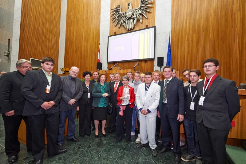 VeranstaltungsteilnehmerInnen, Regisseur Kurt Brazda (3. v.li.), Zeitzeugin und Widerstandskämpferin Käthe Sasso (6. v.li.), Nationalratspräsidentin Barbara Prammer (Bildmitte), Besucher der Steinmetz Landesberufschule Schrems