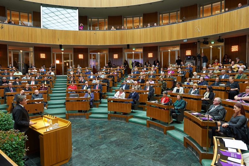 ORF Generaldirektor Alexander Wrabetz bei seiner Ansprache am Rednerpult, Blick Richtung VeranstaltungsteilnehmerInnen, v.li. Moderator Christoph Takacs, Regisseur Kurt Brazda, Bundesratspräsidentin a.D. Anna Elisabeth Haselbach, Volksanwältin a.D. Terezija Stoisits, Klubobmann Andreas Schieder (S), Nationalratspräsidentin Barbara Prammer, Zeitzeugin und Widerstandskämpferin Käthe Sasso, ihr Sohn und Generalsekretärin des Nationalfonds Hannah Lessing