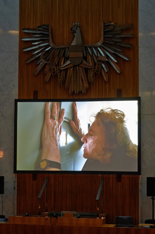 Filmvorführung, Zeitzeugin und Widerstandskämpferin Käthe Sasso beim Blick in eine Gefängniszelle