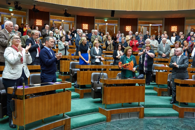 Standing ovations, v.li. Volksanwältin a.D. Terezija Stoisits, Klubobmann Andreas Schieder (S), 
Zeitzeugin und Widerstandskämpferin Käthe Sasso (mit Blumen)