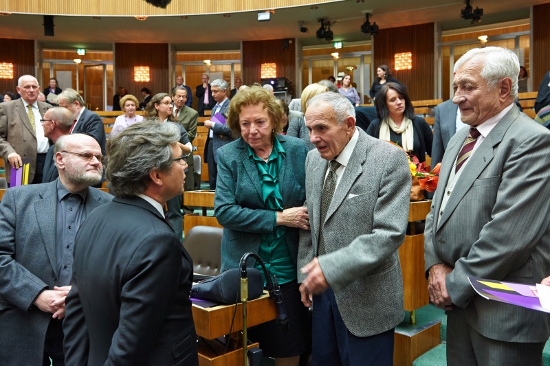 v.li. Regisseur Kurt Brazda, ORF Generaldirektor Alexander Wrabetz, Zeitzeugin und Widerstandskämpferin Käthe Sasso, VeranstaltungsteilnehmerInnen