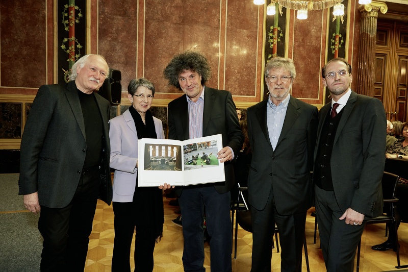 v.li.: Verleger Lois Lammerhuber, Nationalratspräsidentin Barbara Prammer (S), Fotograf Matthias Cremer, Standard Herausgeber Oscar Bronner und Gregor Auenhammer