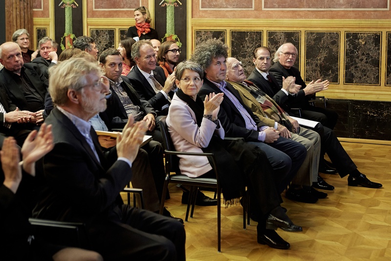 Blick in Richtung VeranstaltungsteilnehmerInnen. v.li.: Oscar Bronner, Nationalratspräsidentin Barbara Prammer (S), Fotograf Matthias Cremer, Fotograf Erich Lessing, Gregor Auenhammer und Verleger Lois Lammerhuber