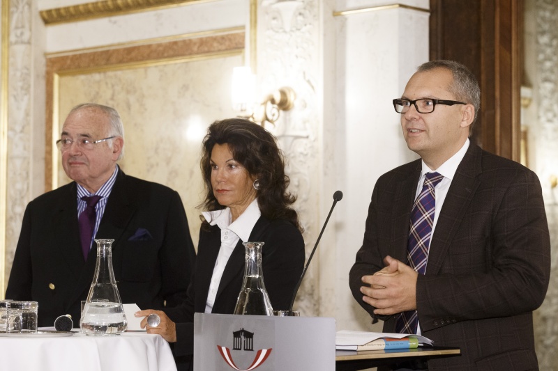 v.li.: Zweiter Nationalratspräsident a.D. Heinrich Neisser, Vizepräsidentin des Verfassungsgerichtshofes Brigitte Bierlein und Karl-Franzens-Universität Graz Klaus Poier bei der Vorstellung des Buches