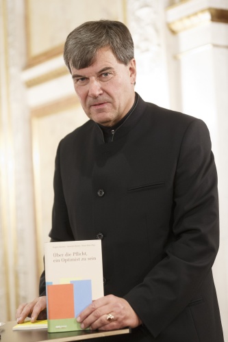 Bundesratspräsident a.D. Herwig Hoesele präsentiert das Buch „Über die Pflicht ein Optimist zu sein”
