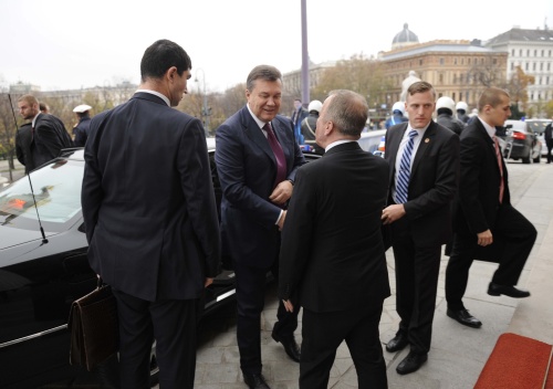 Der Staatspräsident der Ukraine Viktor Janukowytsch (2.v.li.) wird durch Parlamentsbedienstete begrüßt