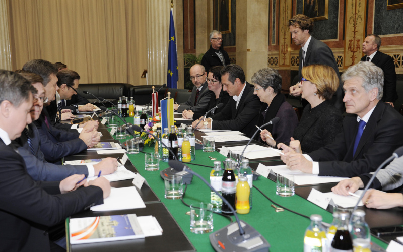 Aussprache. Linke Bildhälfte: Ukrainische Delegation mit dem Staatspräsidenten Viktor Janukowytsch (3.v.li.). Rechte Bildhälfte: Österreichische Delegation v.re.: Nationalratsabgeordneter Josef Cap (S), Veranstaltungsteilnehmerin, Nationalratspräsidentin Barbara Prammer (S), Klubobmann Heinz-Christian Strache (F), Nationalratsabgeordnete Tanja Windbüchler-Souschill (G) und Christoph Vavrik (N).