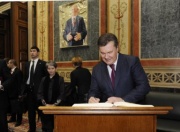Der Staatspräsident der Ukraine Viktor Janukowytsch beim Eintrag in das Gästebauch