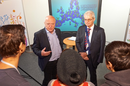 v.li. Die Europaabgeordneten Josef Weidenholzer (S) und Heinz Becker (V) im Gespräch mit SchülerInnen