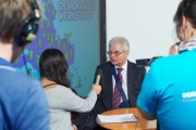 Europaabgeordneter Heinz Becker (V) beim Interview mit SchülerInnen