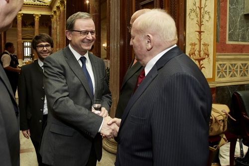 2. Nationalratspräsident Karlheinz Kopf (V) begrüßt durch den Präsidenten der Kommission Anton Gaál