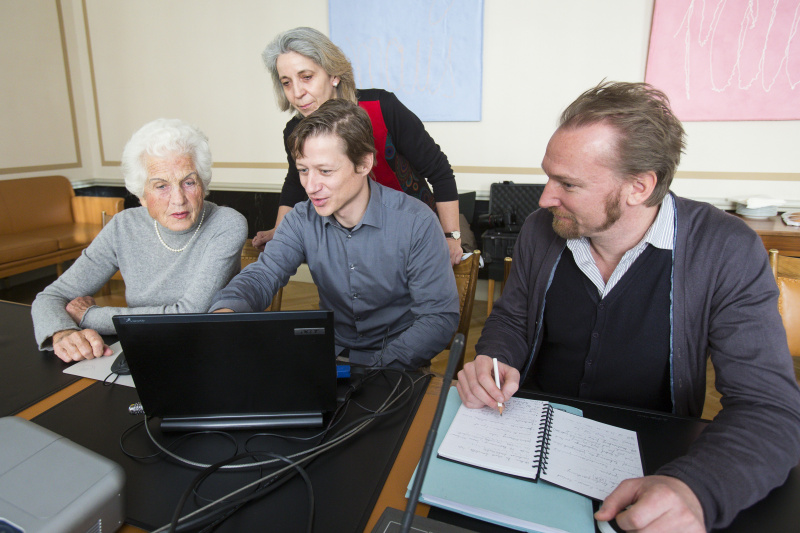 v.li.: Zeitzeugin Freda Meissner-Blau, Kinderbüro Universität Wien Heidi Haslinger, Parlamentsbediensteter Harald Brunner, Kinderbüro Universität Wien Cyril Dworsky
