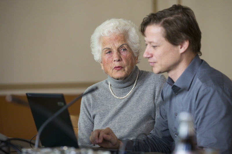 v.li.: Zeitzeugin Freda Meissner-Blau, Parlamentsbediensteter Harald Brunner