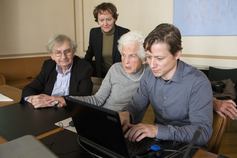 v.li.: Zeitzeuge Ari Rath, Historikerin der Parlamentsdirektion Ulrike Felber, Zeitzeugin Freda Meissner-Blau, Parlamentsbediensteter Harald Brunner