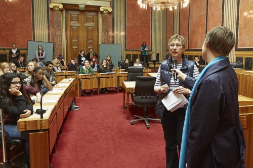 Moderation von Karoline Eber (re) mit Experten für das Jugendparlament